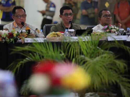 Kepala BNPB Letjen TNI Suharyanto (tengah) menyampaikan arahan dalam Rapat Koordinasi Penanganan Darurat Gempabumi M7,7 Flores di Kantor Bupati Manggarai Barat, Nusa Tenggara Timur, Minggu (16/8/2026). (Sumber Foto: BNPB)
