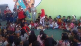 Suasana pelayanan dukungan psikososial melalui kegiatan trauma healing serta kehadiran perpustakaan keliling di pengungsian GOR Samador, Kabupaten Sikka, Nusa Tenggara Timur, Selasa (18/8/2026). (Sumber Foto: BNPB)