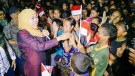 Gubernur Jatim Khofifah Indar Parawansa saat menyapa anak-anak terdampak gempa bumi di SD Inpres Robo, Desa Ranaka, Kecamatan Wae Ri'i, Kabupaten Manggarai, Minggu (23/8/2026). (Sumber Foto: Ro-Adm Jatim)