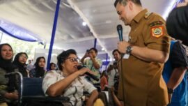 Gubernur Jawa Tengah Ahmad Luthfi menyapa salah satu peserta job fair yang digelar di halaman Kantor Disnakertrans Jateng, Kamis (20/8/2026). (Foto: dok. Hum Jateng)