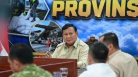Presiden Prabowo Subianto saat memimpin rapat terbatas penanganan karhutla di Posko Aju Provinsi Riau, Kota Pekanbaru, Senin (24/8/2026). (Foto: BPMI Setpres)