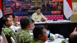 Presiden Prabowo Subianto saat memimpin rapat penanganan karhutla di Posko Utama Satuan Tugas Karhutla Provinsi Sumatra Selatan, Kota Palembang, Senin (24/8/2026). (Foto: BPMI Setpres)