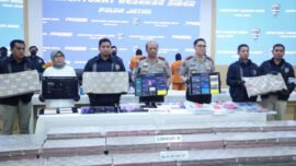 Konferensi pers pengungkapan kasus dugaan jaringan penipuan daring (online scam) yang digelar di Mapolda Jawa Timur, Kamis (24/9/2026). (Foto: Ariandi K/Bicara Indonesia)