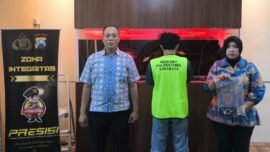 Tersangka bersama barang bukti saat diamankan di Mapolrestabes Surabaya. (Foto: dok. Satresnarkoba Polrestabes Surabaya)