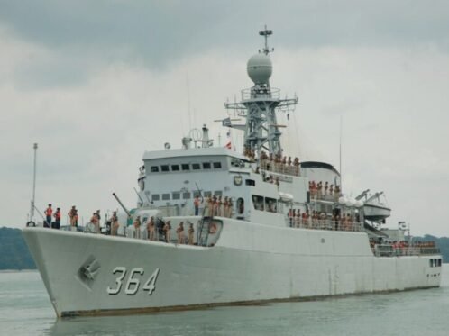 dok. Eks KRI Ki Hajar Dewantara-364 pada tahun 2008. (Sumber Foto: Wikimedia)