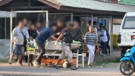 Petugas saat melakukan evakuasi korban untuk mendapatkan penanganan medis di RSUD Wamena. (Foto: dok. Hum Satgas ODC 2026)