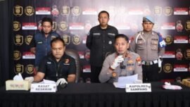 Kapolres Sampang AKBP Anang Hardiyanto saat menyampaikan keterangan pers terkait kasus pembunuhan. (Foto: Ist/Hum-Res)