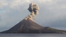 dok. Aktivitas Gunung Anak Krakatau di perairan Selat Sunda. (Sumber Foto: Hubud Kemenhub)