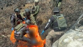 dok. Koops TNI Habema saat melakukan evaluasi korban. (Sumber Foto: Puspen TNI)