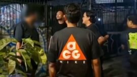 Terduga pelaku saat diamankan polisi di rumahnya yang berada di kawasan Penjaringan, Jakarta Utara, pada Jumat (18/9/2026) dini hari. (Foto: dok. Subdit Jatanras Polda Metro Jaya)