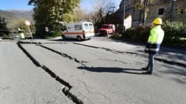 Ilustrasi: Potret jalan yang terbelah akibat gempa bumi Magnitudo 6,6 di Norcia, Italia pada 30 Oktober 2016. (Source: Pixabay)