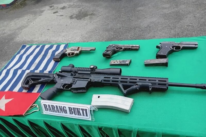 Empat pucuk senjata api yang diserahkan anggota OPM kepada TNI. (Sumber Foto: dok. Puspen TNI)