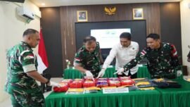 Penyerahan barang bukti narkotika jenis sabu kepada BNNP Kalimantan Barat, di Aula Mapomdam XII/Tpr, Pontianak, Senin (28/9/2026). (Sumber Foto: Dispenad)