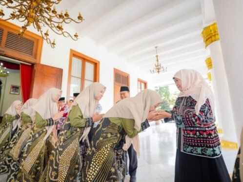 Gubernur Jawa Timur Khofifah Indar Parawansa melepas 116 kafilah Jatim yang berlaga pada MTQ XXXI Nasional 2026 di Gedung Negara Grahadi, Jumat (11/9/2026). (Foto: Ro-Adm Jatim)