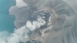 Pantauan aktivitas Gunung Anak Krakatau di Provinsi Lampung. (Sumber Foto: Kemen ESDM)