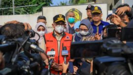 Gubernur Banten Andra Soni, saat menyampaikan keterangan pers kepada awak media. (Foto: Pemprov Banten)