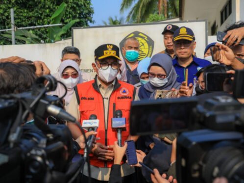 Gubernur Banten Andra Soni, saat menyampaikan keterangan pers kepada awak media. (Foto: Pemprov Banten)