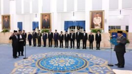 Presiden Prabowo Subianto melantik Suahasil Nazara sebagai Menteri Keuangan Kabinet Merah Putih di Istana Negara, Jakarta, Senin, (14/9/2026). (Foto: BPMI Setpres)