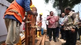 Gubernur DKI Jakarta Pramono Anung saat meninjau pembangunan SJUT di kawasan Tebet, Jakarta Selatan, Kamis (10/9/2026). (Foto: Kominfotik DKI)