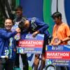 Penyerahan hadiah kepada para juara Surabaya ISOPLUS Marathon 2026 di Halaman Balai Kota Surabaya, Minggu (4/10/2026). (Foto: Dimas AP/Bicara Indonesia)