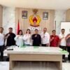 Ketua KONI Surabaya, Arderio Hukom (tengah) bersama Moonton dan Ketua ESI Kota Surabaya, Achmad Nurjayanto dan jajaran KONI. (Foto: dok. ESI Surabaya)