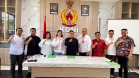 Ketua KONI Surabaya, Arderio Hukom (tengah) bersama Moonton dan Ketua ESI Kota Surabaya, Achmad Nurjayanto dan jajaran KONI. (Foto: dok. ESI Surabaya)