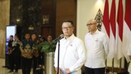Menko PMK Sugiono saat menyambut kepulangan keempat ABK di Bandara Internasional Soekarno-Hatta, Tangerang, Banten, Selasa (6/10/2026). (Foto: dok. Hum Kemenko PMK)