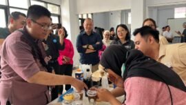 Pelatihan meracik minuman kopi di Bengkel Sehat Mandiri, Surabaya, Kamis (8/10/2026). (Foto: Pr-Midtown Hotels)