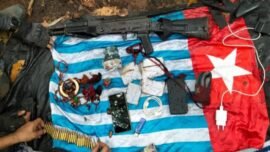 Sejumlah barang bukti berhasil diamankan diduga milik anggota Organisasi Papua Merdeka (OPM). (Sumber Foto: Puspen TNI)