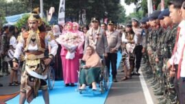 Prosesi penyambutan Irjen Pol Dekananto Eko Purwono sebagai Kapolda Jawa Timur yang baru di Mapolda Jatim, Minggu (11/10/2026). (Foto: Ariandi K/BI)