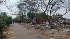 Penertiban aktivitas usaha pemilahan sampah di Keputih Tegal, Kecamatan Sukolilo, Surabaya, Kamis (1/10/2026). (Foto: Pemkot Surabaya)
