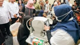 Acara pembagian kacamata gratis berlangsung di Islamic Center Surabaya, Minggu (11/10/2026). (Foto: Ro-Adpim Jatim)
