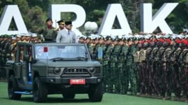 Presiden Prabowo Subianto bertindak selaku inspektur upacara memimpin Upacara Peringatan Hari Ulang Tahun (HUT) ke-81 TNI di Lapangan Prima, Markas Besar TNI, Cilangkap, Jakarta, Senin (5/10/2026). (Foto: BPMI Setpres)