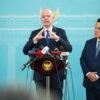 Presiden Federasi Sepak Bola Internasional (FIFA) Gianni Infantino (kiri) bersama Menteri Pemuda dan Olahraga Erick Thohir menyampaikan keterangan pers usai bertemu Presiden Prabowo Subianto di Istana Merdeka, Jakarta, Senin (5/10/2026). (Foto: BPMI Setpres)