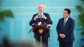 Presiden Federasi Sepak Bola Internasional (FIFA) Gianni Infantino (kiri) bersama Menteri Pemuda dan Olahraga Erick Thohir menyampaikan keterangan pers usai bertemu Presiden Prabowo Subianto di Istana Merdeka, Jakarta, Senin (5/10/2026). (Foto: BPMI Setpres)