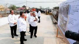 Gubernur DKI Jakarta Pramono Anung saat meninjau langsung pembangunan jalan tembus tersebut pada Jumat (9/10/2026). (Foto: Kominfotik DKI)