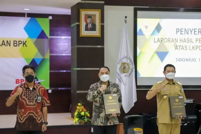 Wali Kota Surabaya, Eri Cahyadi (tengah) usai menerima LHP atas LKPD Tahun Anggaran 2020 dari Perwakilan BPK Jatim | Istimewa