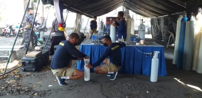 Personel dari Dislambair Koarmada II terlihat sibuk mengisikan ulang tabung-tabung kosong milik warga | dok/photo: Dispen Koarmada II /Bicaraindonesia