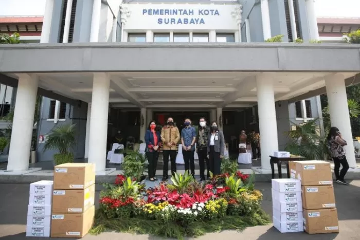 Penyerahan bantuan ribuan paket sembako di halaman Balai Kota Surabaya | dok/photo: Pemkot Surabaya /Bicara Indonesia