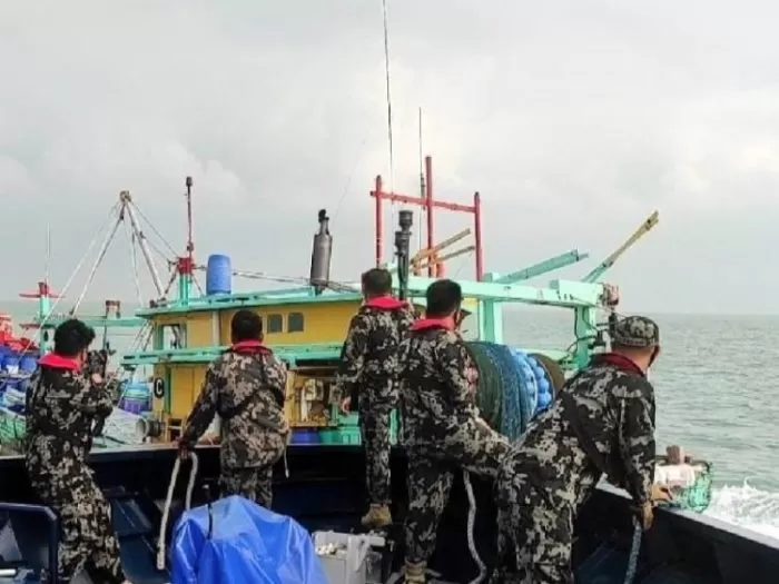 Proses penangkapan Kapal Trawl asal Malaysia | dok/photo: Humas KKP