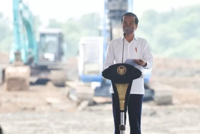 Presiden Jokowi memberikan sambutan dalam acara groundbreaking Industri Baterai Kendaraan Listrik di Kabupaten Karawang, Jawa Barat, Rabu (15/09/2021) | dok/photo: Setkab