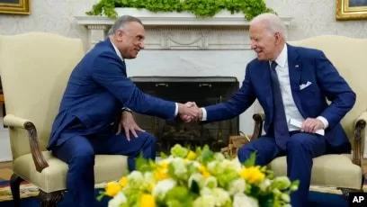 Presiden AS Joe Biden (kanan) ketika menerima PM Irak Mustafa al-Kadhimi di Gedung Putih, (26/7/2021) | dok/photo: Associated Press