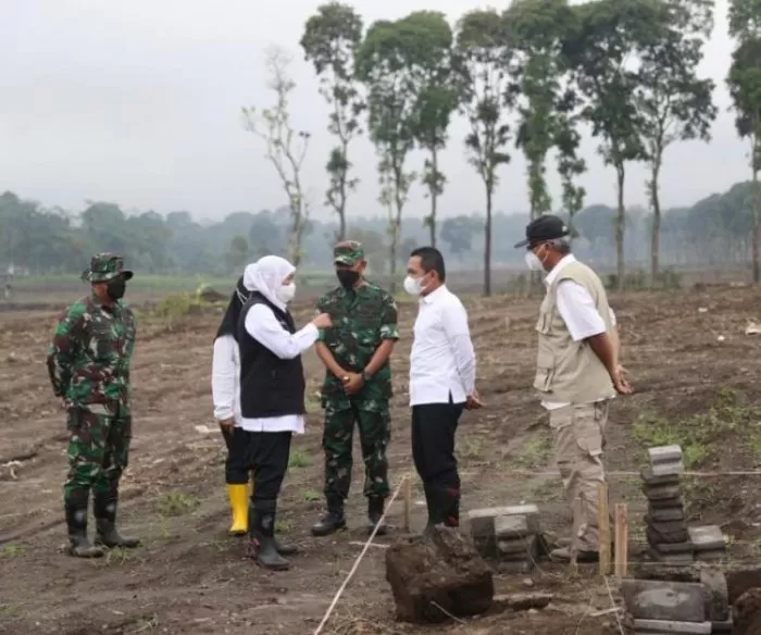 Gubernur Jatim, Khofifah Indar Parawansa saat meninjau proses pengerjaan Huntara bagi pengungsi APG Semeru di Lumajang, Rabu (5/1/2022) | dok/photo: Ist/HD1 /Bicara Indonesia