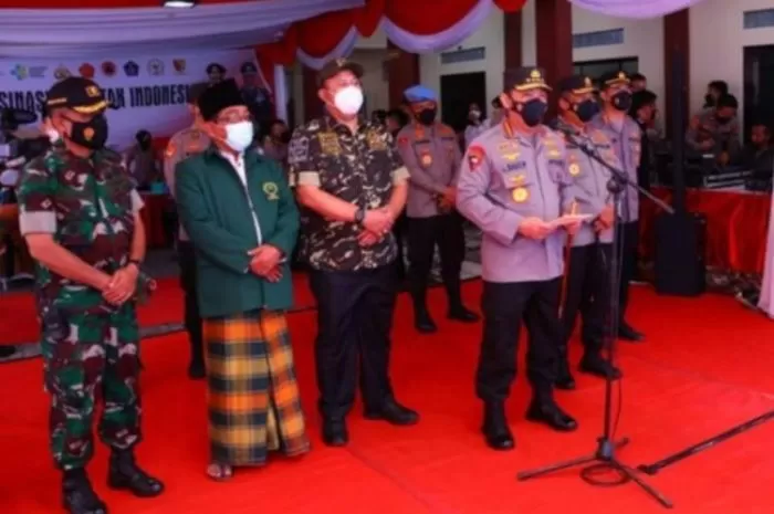 Kapolri Jenderal Listyo Sigit Prabowo saat meninjau pelaksanaan vaksinasi di Pusdik Intelkam, Kabupaten Bandung, Jawa Barat, Kamis (24/3/2022) | dok/photo: Istimewa