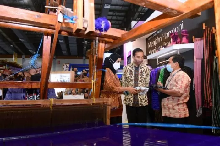 Presiden RI Joko Widodo saat meninjau sejumlah stan pameran INACRAFT 2022 | dok/photo: BPMI Setpres