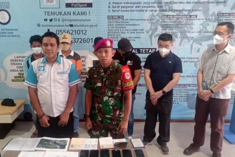 Danstagasmar Kapten Marinir Andreas Parsaulian Manalu menyerahkan keenam warga tersebut kepada pihak imigrasi | dok/photo: Dispen Kormar