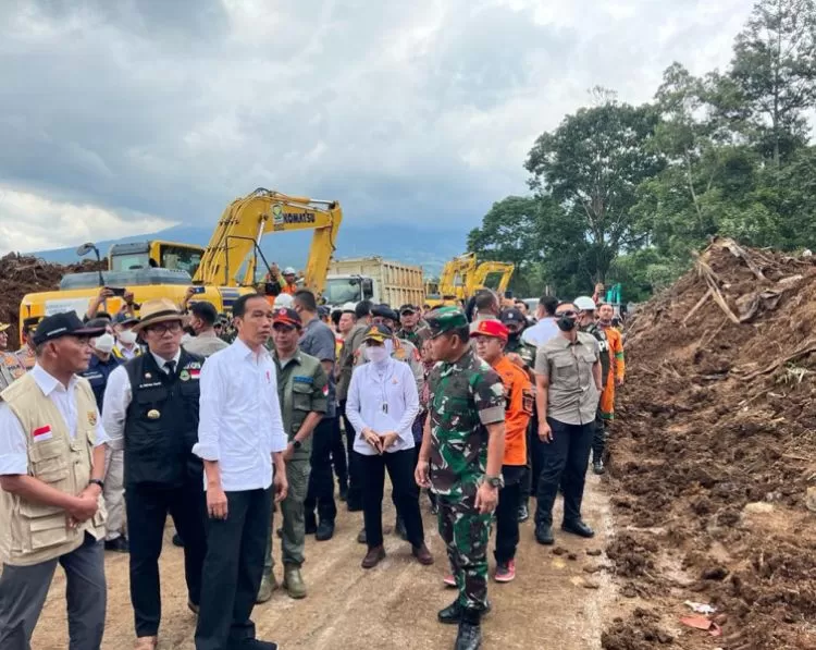 Presiden Joko Widodo saat meninjau lokasi pasca gempabumi Cianjur, Jawa Barat, Selasa (22/11/2022) | dok/photo: Komunikasi Kebencanaan BNPB