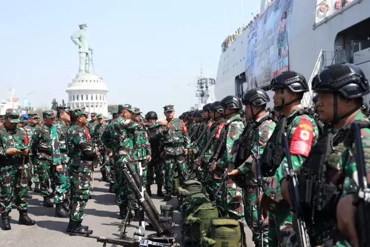 Apel gelar pasukan menjelang puncak Latgab TNI Tahun 2023 di Dermaga Madura Koarmada II Ujung, Surabaya, Kamis, 27 Juli 2023 | Kredit Foto: Dispen Koarmada II