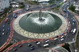 Ilustrasi: Patung Selamat Datang Bundaran HI di Jakarta Pusat | Source: Adisurahman/wikipedia