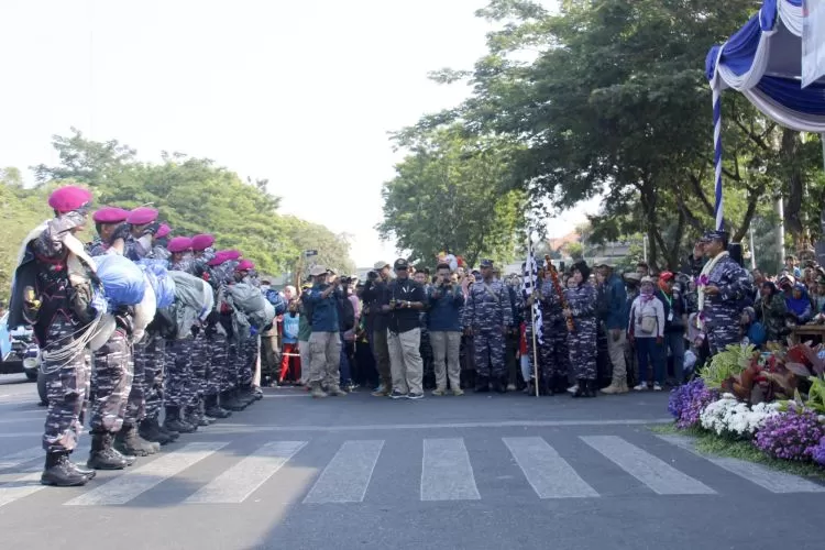 Persiapan pemberangkatan Kirab Kota Surabaya | Kredit Foto: Dispen Kormar